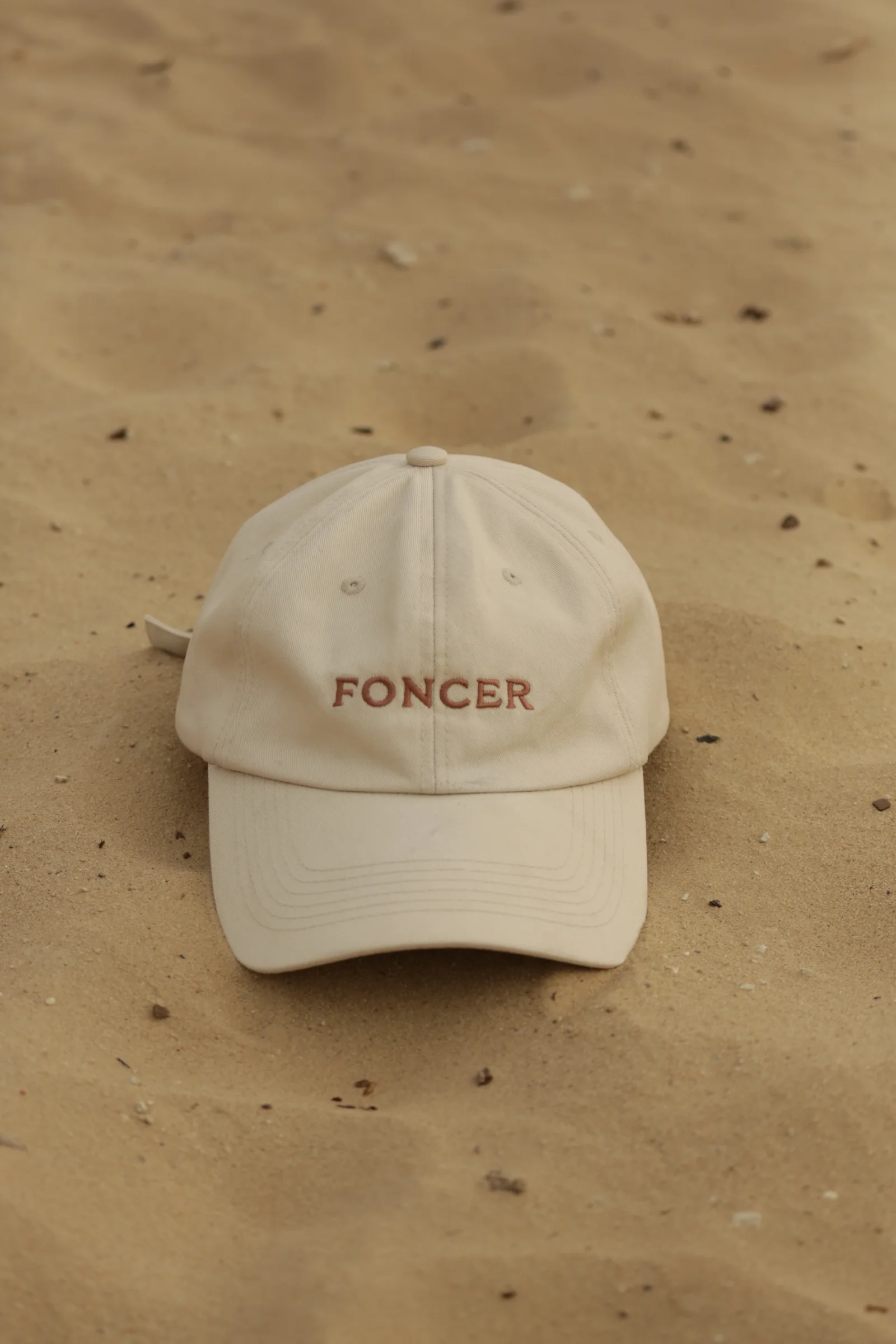 L'INITIAL cap